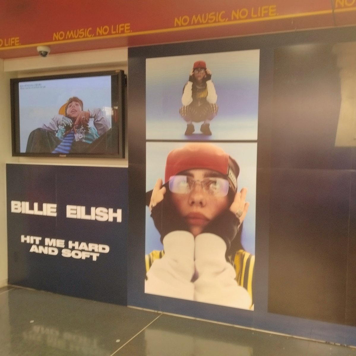 BillieEilish】 渋谷店にてサイン会を開催してくれたビリー・アイ 