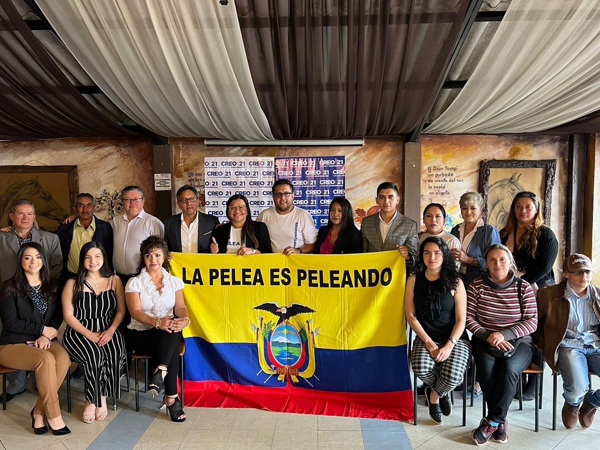 CREOEcuador's tweet photo. ¡LEALTAD Y TRABAJO DESDE AZUAY 🔴🟡!

Ese es el compromiso que han asumido René Calle, Maricela Peñaloza, Javier Crespo, Elsita Orellana y Emilio Álvarez durante su posesión como la nueva directiva de CREO Azuay: ¡BIENVENIDOS 🙌!

Evento que se llevó adelante desde la ciudad de #Cuenca con la participación de nuestro Presidente Nacional - @juanflores18 y Vicepresidenta Nacional - @ChavezAngieM 🤝

¡Seguimos fortaleciéndonos y renovando durante esta nueva etapa a los equipos que representan nuestra lucha, convicción y compromiso 💪!

#CreandoOportunidades #CREO21