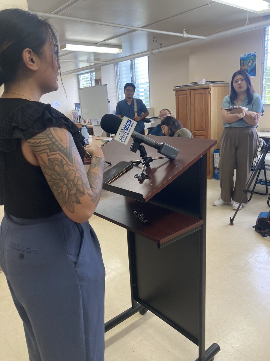 hiworkerscenter's tweet photo. Pictures from the press conference announcing the over $300,000 in back wages and damages that the 23 workers from Max’s of Manila Restaurant in Hawai’i will receive because of our organizing work. Thank you to the @USDOL ✊🏽 #solidarity #wagetheft

https://t.co/PEARVs0AIp https://t.co/6d9B2lvz0Z