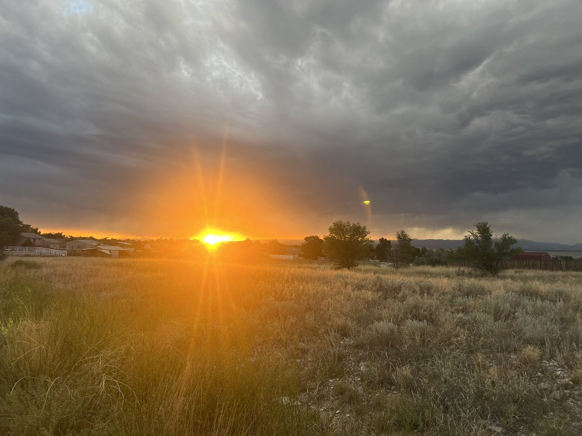 davischaosdire1's tweet photo. Not quite the midnight sun festival, but I will take it. #coloradocolors https://t.co/LArdZvLaz3
