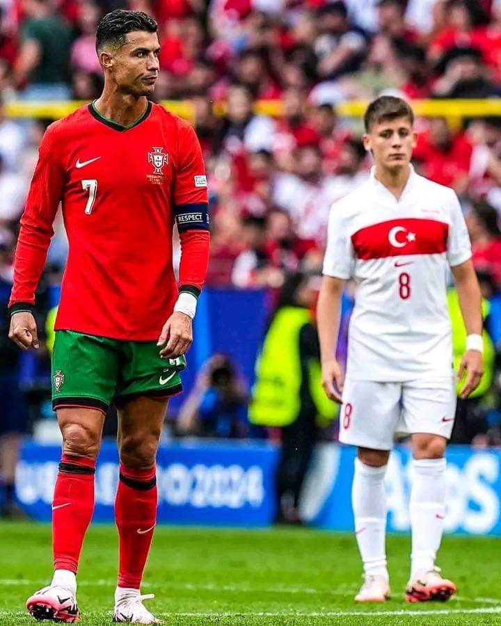 Eujogocoma7's tweet photo. Cristiano Ronaldo e Arda Guler #EURO2024 https://t.co/BlBRxP44n4