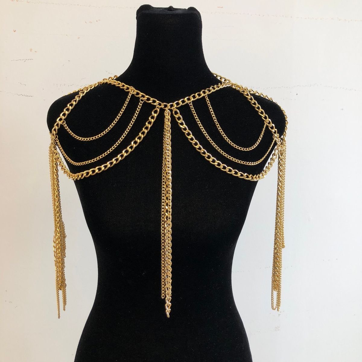 Trippinsdrawins's tweet image. The shoes, headdress, body chain, and makeup look I imagine for the Star Crossed Lovers @ChappellRoan look