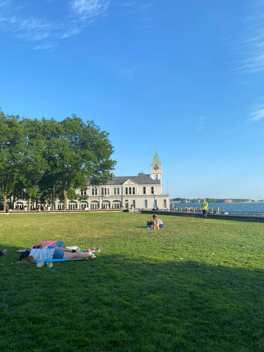 DoloresSpringh9's tweet photo. The crowds are scattered around, so if you go there alone, you still need to be alert to mentally ill people around you. This is New York after all. https://t.co/qLqYktIcdr