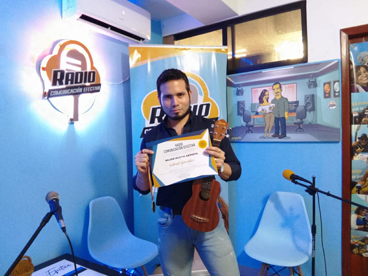 GabrielG033's tweet photo. Recibiendo el reconocimiento como "Mejor Artista Nuevo" en Radio Comunicación Efectiva.
Agradecido con Dios, mi familia y uds queridos seguidores por su apoyo brindado desde el día 1. https://t.co/XQpClknFmS