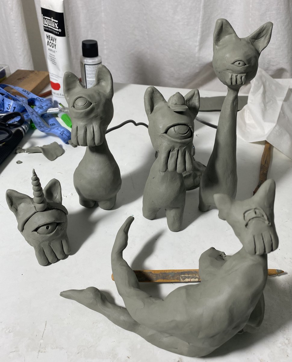 MasonLindroth's tweet image. Sculpting #hylics tyros today with my beloved partner @Asteriiums ! I animated one of theirs in Blender 💖👁️
