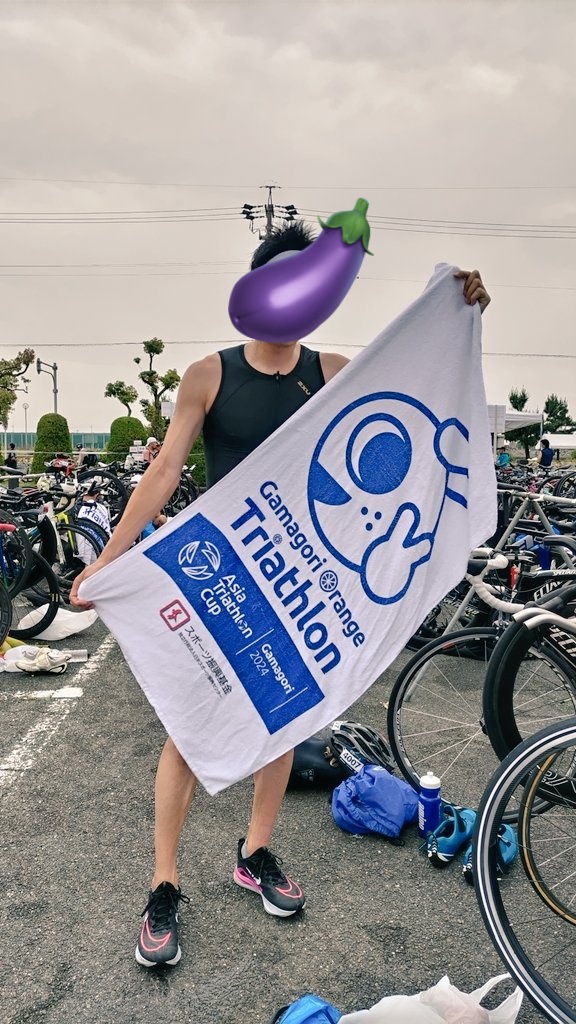 蒲郡オレンジトライアスロン2024
何とかゴールできました‼️
当初の雨予報もどこへやら、ほぼ曇りの中レースを楽しめました。
バイクコースは水溜まりが多かったですが、ボランティアの方が竹箒でずっと水を掃いてくれてました。感謝✨
沿道の皆さん、ボランティアの皆様本当にありがとうございました。