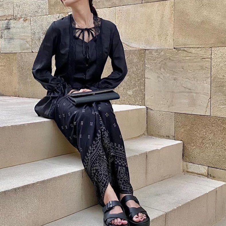 menemukan toko kebaya hitam cantik ready to wear gini keliatan classy kalau dipake🥺🖤