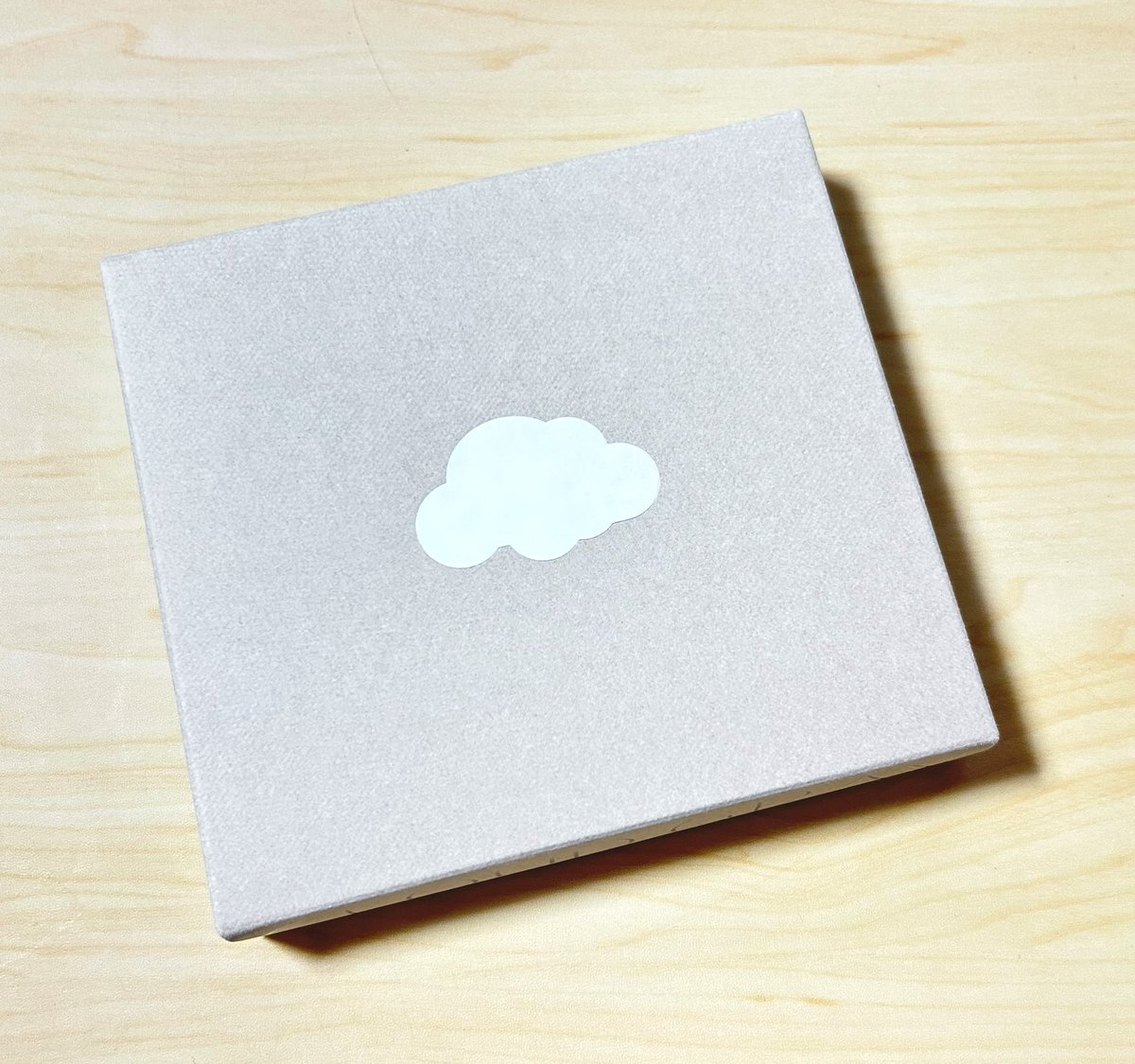 malvone0zakka's tweet photo. 大和板紙さんのキャンペーンでCLOUD GRAYのサンプルキットをいただいていたのにご紹介を忘れておりました…!
優しいさまざまなグレー、裏面はクリーム色がかかった白…☺️
印刷見本自体がとても凝っていてかわいい…、これで名刺とか印刷物できないかなぁ🤔
#大和板紙 #CLOUDGRAY https://t.co/qQiOUwfvsm