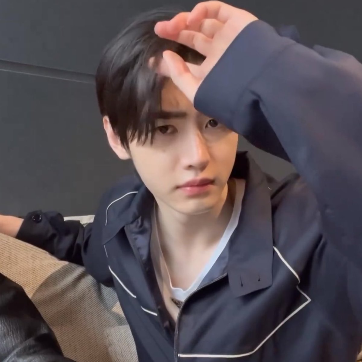 prodshn's tweet photo. sunghoon’s furrowed brows while fixing his hair’s so cute https://t.co/Xto1kfpS6Q