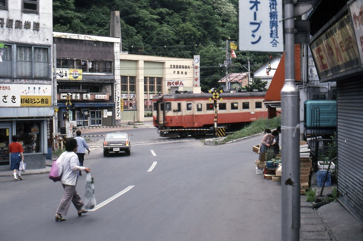 dPCp3Xvo2pTUlsk's tweet photo. 1980.7.夕張本町の踏切 https://t.co/Y1c9QW1VwH