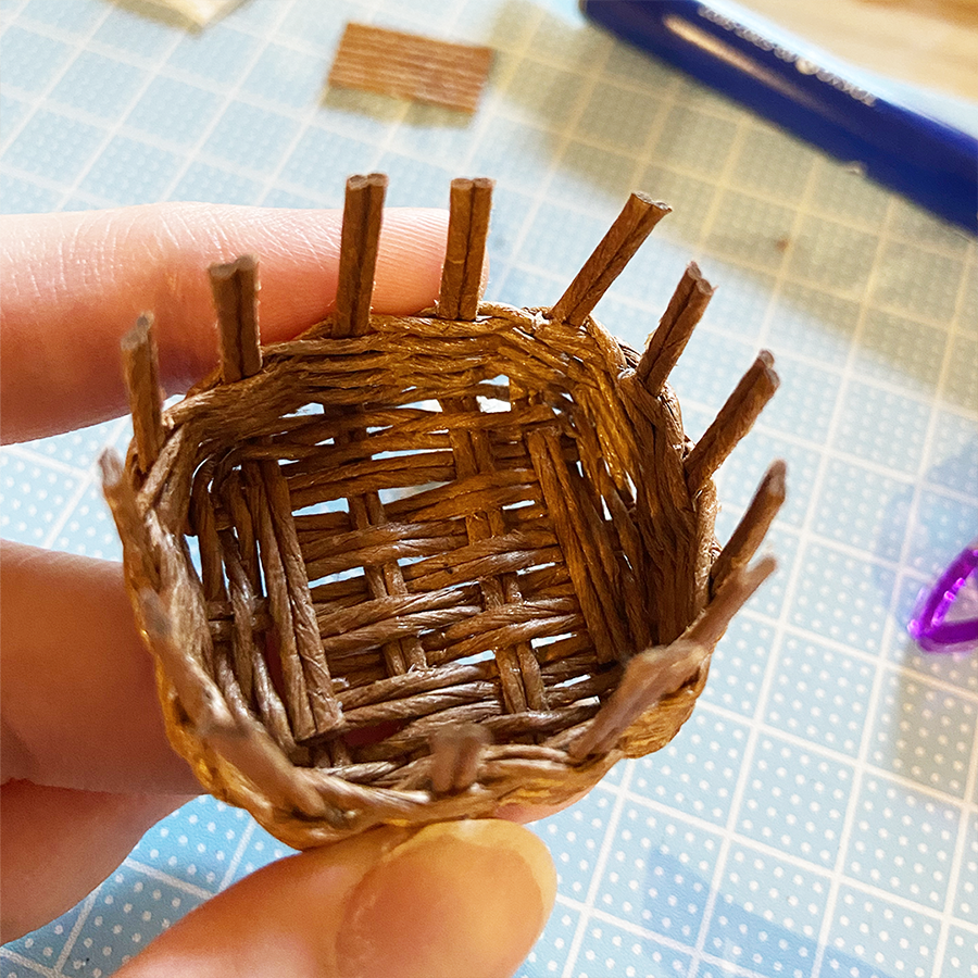 3river_mini's tweet photo. 【ミニチュア】四角いカゴ

続いて四角のカゴも作ってみました。
ミニチュアフードを入れるには少し大きいので、次はサイズを調整する予定…

側面は左ねじり編みというやり方です。
慣れれば、追いかけ編みよりも楽！

#ミニチュア #ベーカリー #籠 #miniature #ハンドメイド https://t.co/9U6sKRkenB
