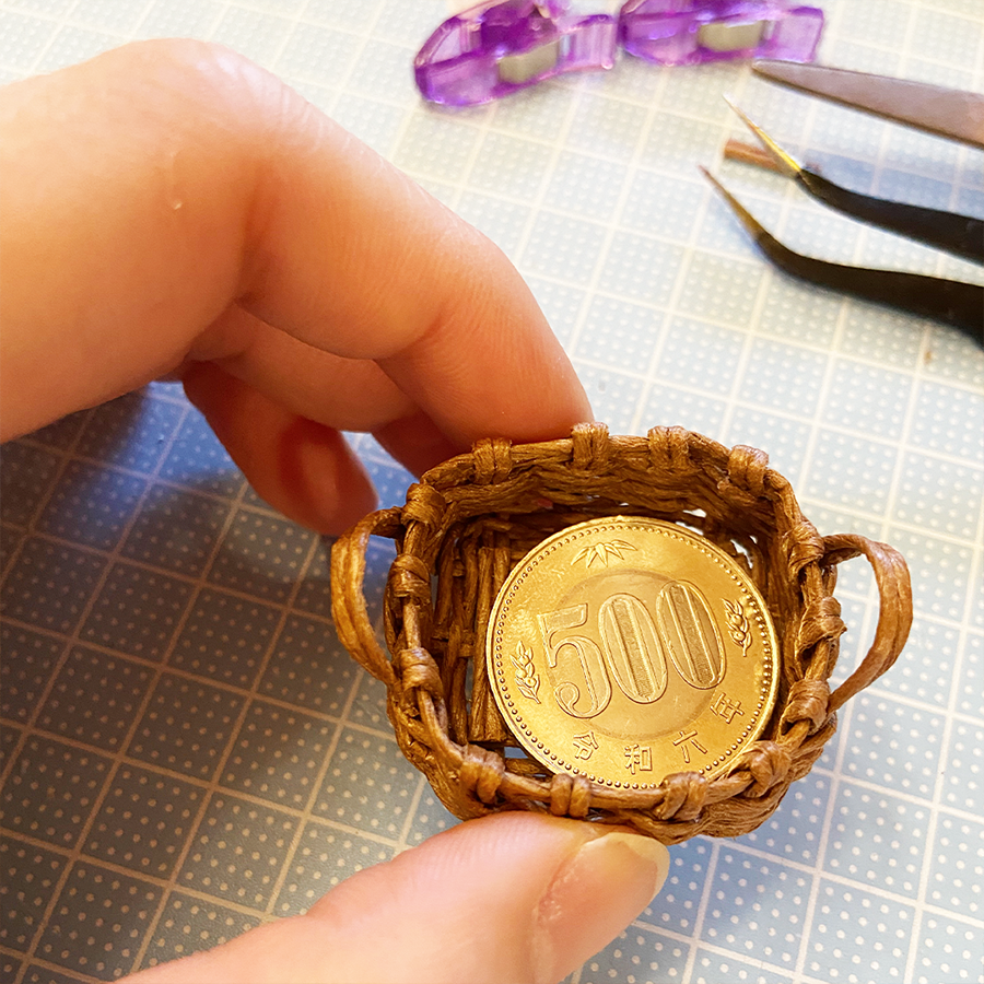 3river_mini's tweet photo. 【ミニチュア】四角いカゴ

続いて四角のカゴも作ってみました。
ミニチュアフードを入れるには少し大きいので、次はサイズを調整する予定…

側面は左ねじり編みというやり方です。
慣れれば、追いかけ編みよりも楽！

#ミニチュア #ベーカリー #籠 #miniature #ハンドメイド https://t.co/9U6sKRkenB