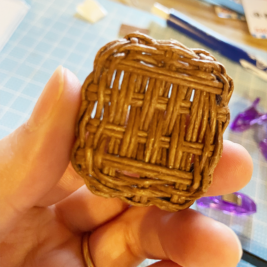 3river_mini's tweet photo. 【ミニチュア】四角いカゴ

続いて四角のカゴも作ってみました。
ミニチュアフードを入れるには少し大きいので、次はサイズを調整する予定…

側面は左ねじり編みというやり方です。
慣れれば、追いかけ編みよりも楽！

#ミニチュア #ベーカリー #籠 #miniature #ハンドメイド https://t.co/9U6sKRkenB