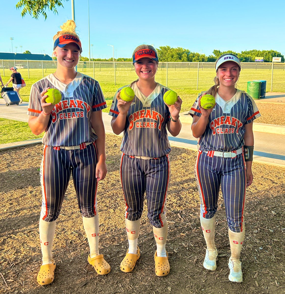 18uSneakyCleats's tweet photo. SC girls went 3-0 today at the UCE Championship. Pitching and defense were on point and bats were solid. Back at it tomorrow. Had some long ballers today @gracie_cates 💣 @TrinityHale19  w/ 💣💣 and Alexis Grigsby w/ 💣 https://t.co/Y0qwwxCse6