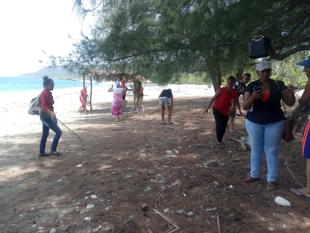 Osmil2024's tweet photo. #EducaciónImías
#CubaMined
 No quisimos terminar el seminario de preparación del próximo curso escolar sin contribuir a la limpieza de nuestra playa, lugar donde se realiza la inauguración del verano. https://t.co/QQjABTrQi2
