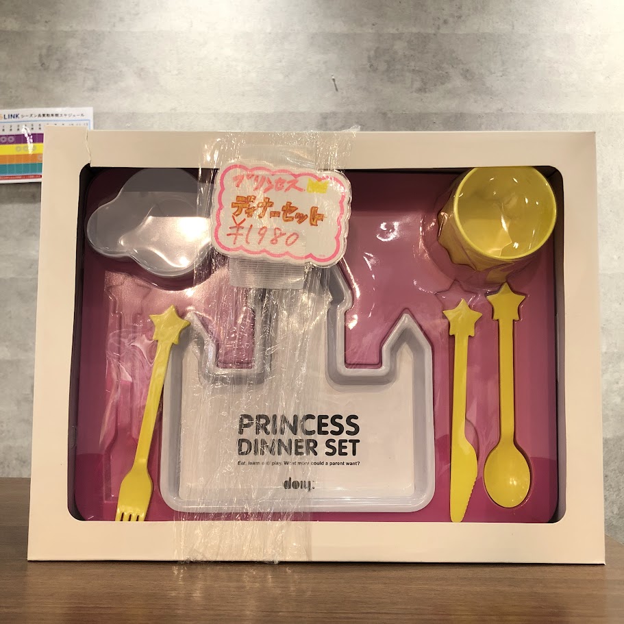 kidslinkstore1's tweet photo. こんにちは、キッズリンクです🐝
本日は可愛い食器セットのご紹介
☆ハローキティ　ベビーランチセット
キティちゃんのイラストが可愛く、テンションも上がっちゃいます😍

☆プリンセス　ディナーセット
お皿はお城型🏰
ナイフ、スプーン、フォークの持ち手が星型！
なんだかお上品にお食事できそう！ https://t.co/AOoMNruEjL