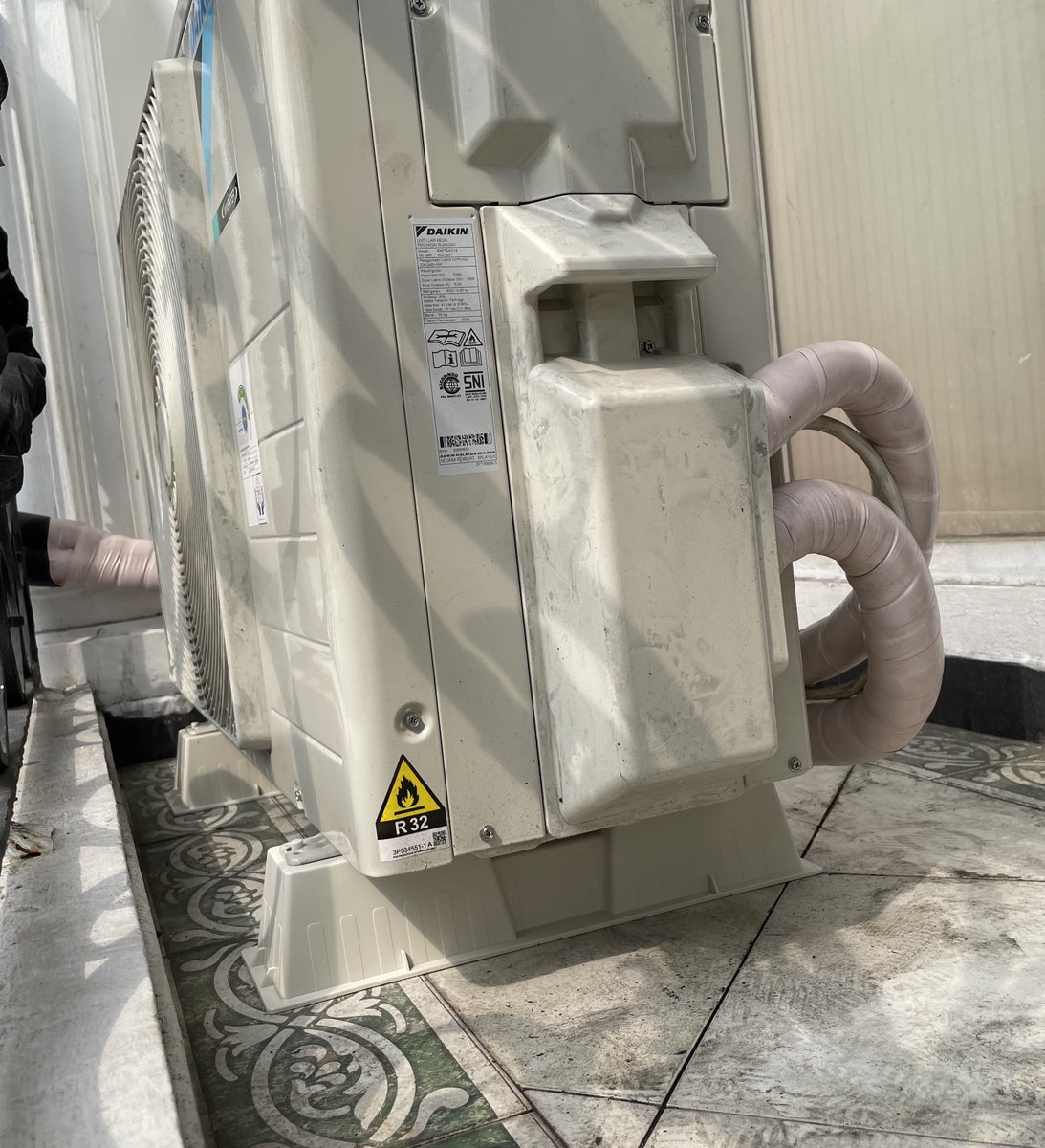 pundingin's tweet photo. Selalu pakai dua item ini: "plastisin" untuk menutupi lubang AC, dan  kaki ala Jepang buat semua outdoor yang disimpan di lantai/loteng.

Kenapa  enggak di dinding? Karena enggak mau mengganggu struktur dinding 😅 dan  khawatir menjadi hazard juga ketika ada gempa/dsb. https://t.co/VpVJr5I03e