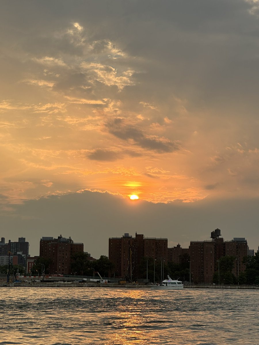 TimHwang13's tweet photo. A timeless sunset

simmering off the East River. 

Summer is like this. https://t.co/KV7lGHQdlZ