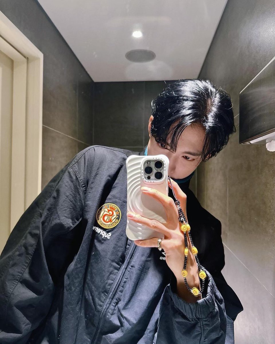 도겸이 이 흰색 케이스와 함께할 때
거울셀카 느낌 존니좋음