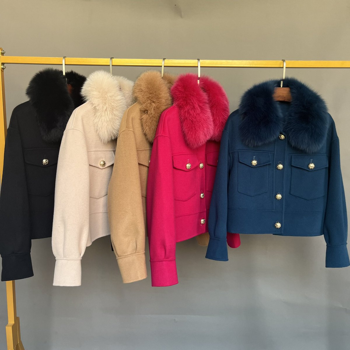 jiunuo43200's tweet image. New Fashion ! !  Accept Customize and Global Shipping ! ! 🚢🚢

Short Style Cashmere Coat With Real FOX Fur Collar ! 

Many Nice Colors Can Choose, Which Colors You like ? 😻😻

#cashmerecoat #realfurjacket #shortjacket #newcollection #newdesign #newfashion #dropshipping #custom