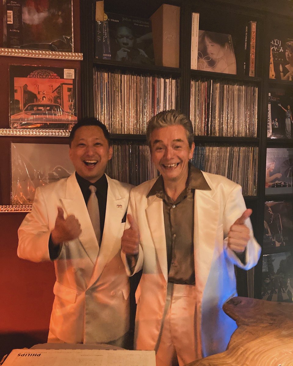 genogimi_ama's tweet photo. ▶︎▶︎▶︎ そして、幕間とクロージングDJの片桐さん。サルサステップを踏みながら繰り出す入魂のアナログ盤選曲‼️最高でした👍
vol.3で、また各地の皆様に"Get to you "したいと思います。お楽しみに🤗

#大儀見元 #弾き語り #叩き歌い 
#verypresent #shaft #ring 
#南青山 #baroom
#片桐祐大 #dj https://t.co/8wbP7Ocjsn