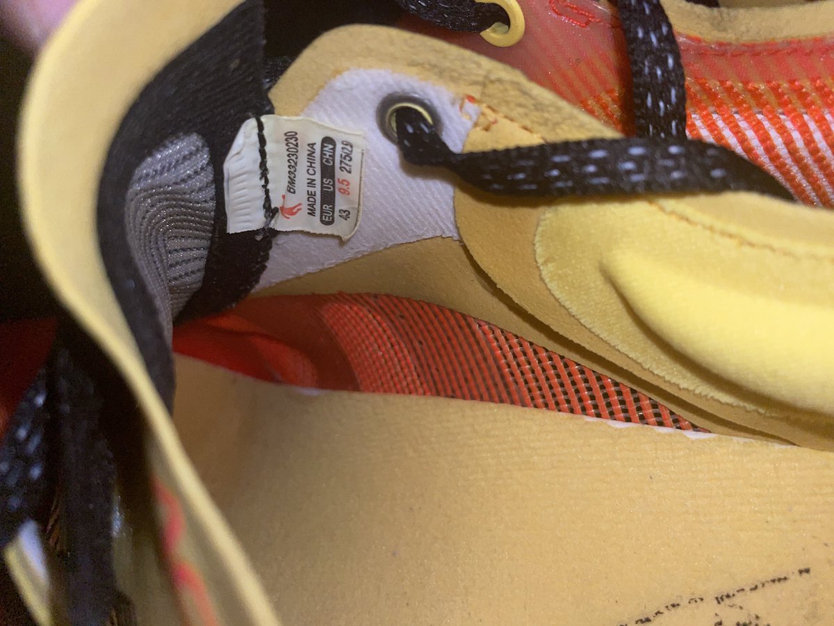 之前偶遇标记过的那双Jordan应该只是拿出来散味儿   现在去看都是都是洗过拿出来晾的   射了一次就不是很感兴趣了
所以啊扫楼真的全看运气   可能哪天就会发现以前没看到的鞋子放在外面    大家可以过节或者暴雨天的时候多去逛逛哈哈