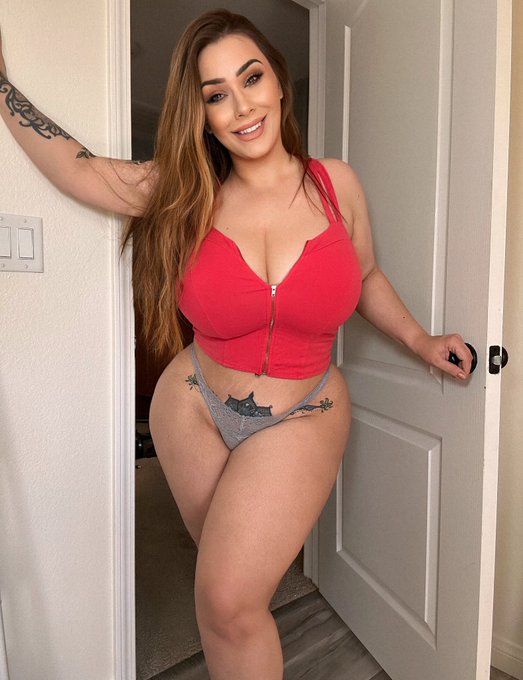 Curvy AF 😻 this zipper is about to pop https://t.co/BC29a6oxJY