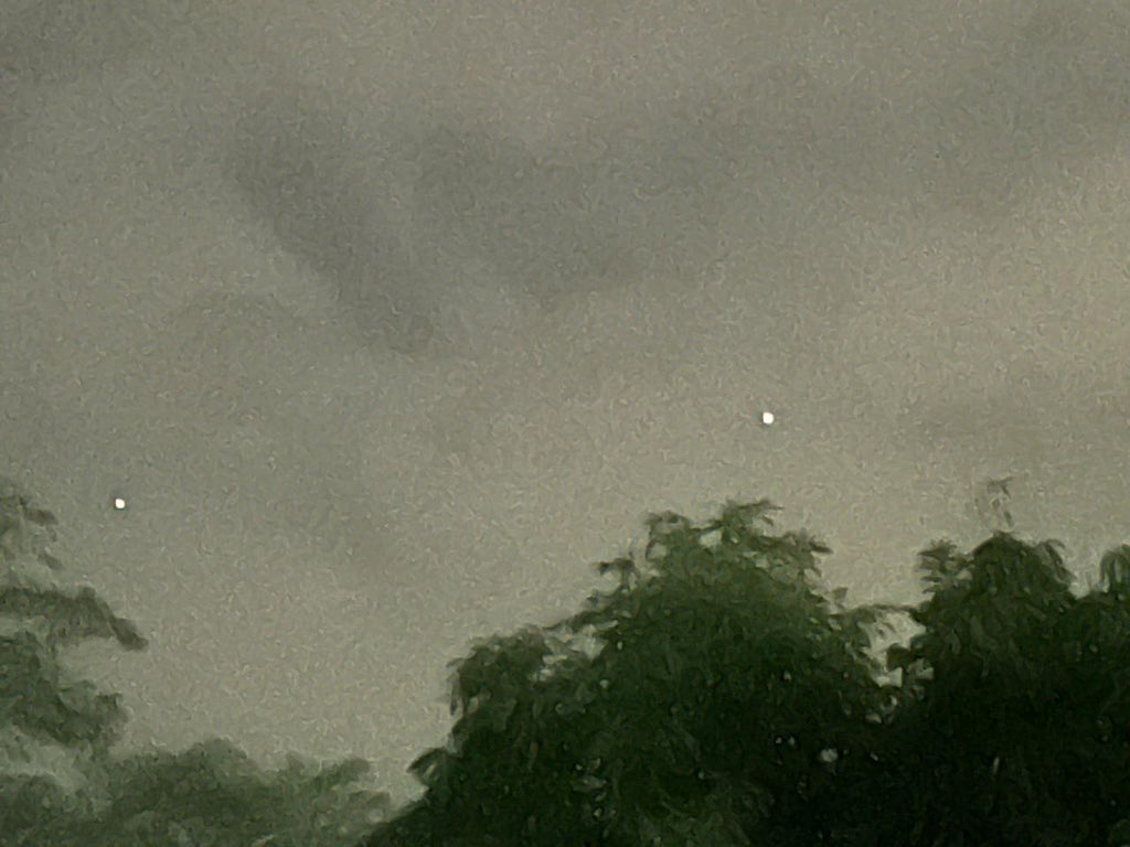 JnKMoreno's tweet photo. @AliensOnEarth_ right now in San Jeronimo, Colombia, there were several ufos. https://t.co/Kx5U2mjfHJ