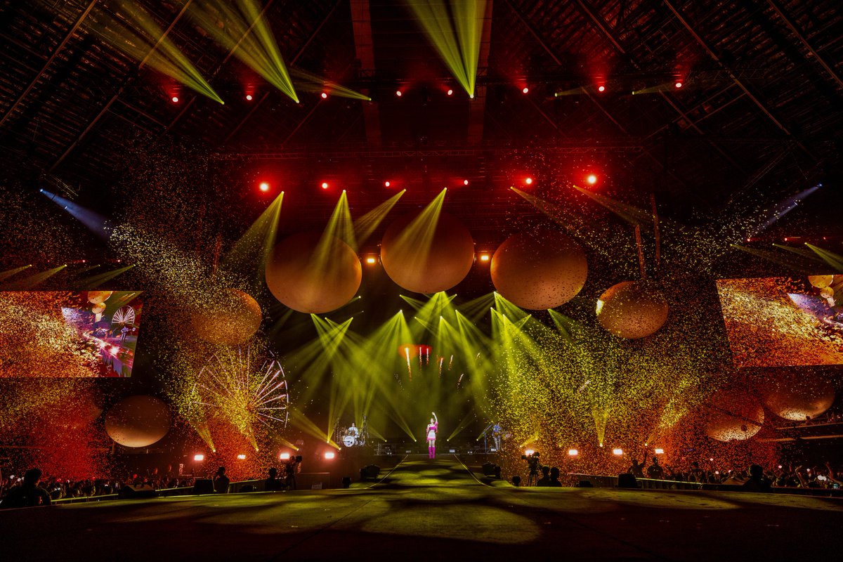 OneProductionSG's tweet image. 只许加班 🎤 
不能下班！ 

谢谢告五人 ✨
点亮了宇宙里 
小小的新加坡 ❣️

宇宙的有趣 不停留在这里
宇宙的有趣 你我一起去
期待我们下一次的相遇 😉

#告五人 #Accusefive
#AccusefiveinSG #livenationsg #Accusefive_AroundTheNewWorld_SG
#宇宙的有趣 #宇宙的有趣新世界巡回_新加坡站