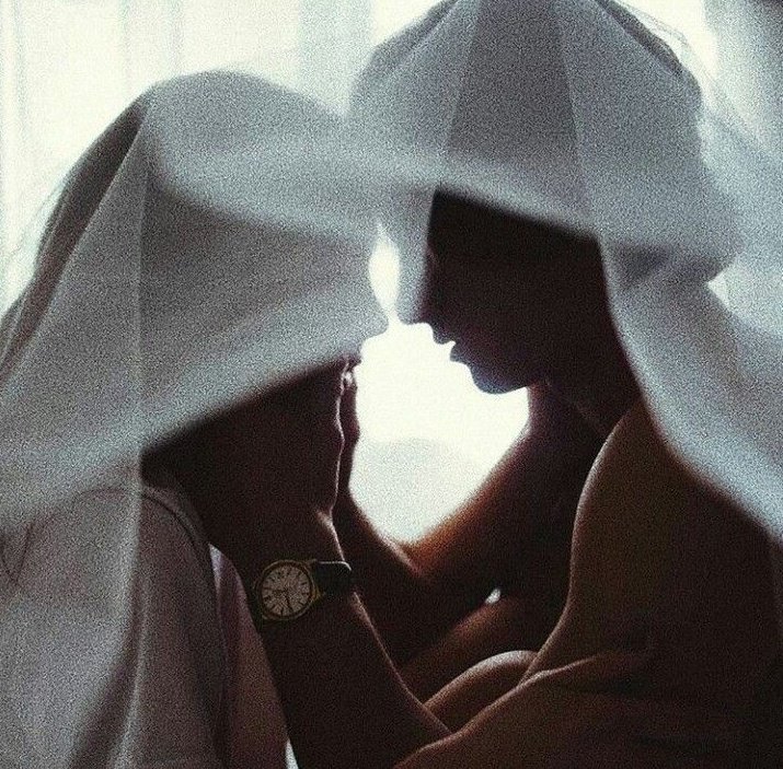 • وأنا بين يديك ، لا ألتفتُ إلى ضجيج المارة ، ولا أكترث لنحيب جراحي ، ولا آبه لتوصيات رفاقي ، أنا بين يديك ... مُغيّبٌة تمامًا عن هذا العالم...♥️♥️