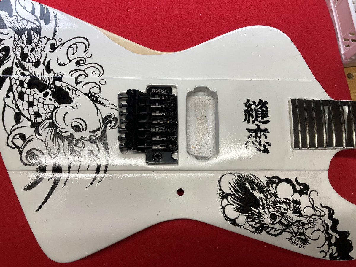 dkemg's tweet image. 組み込んでいます。
ゴトーロックペグ、ゴトー7弦用1996TにFloyd Rose Special の短いサドル固定スクリューやアーム等組み合わせます。

#RobbinCrosby 
#Ratt
#Firebird 
#Jackson
