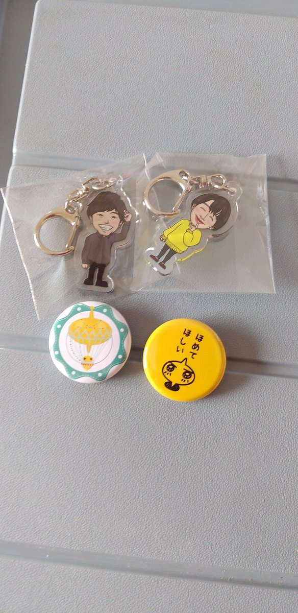 kayanomimi's tweet photo. うすい百貨店 で開催中の #Chulet ポップアップストアにいってアクキー購入。
今回は直川アナウンサーでした。
前回の河岸アナウンサーと、中テレまつりで買ったピンバッチと一緒にパシャリ📷 https://t.co/W4rGG6id7x