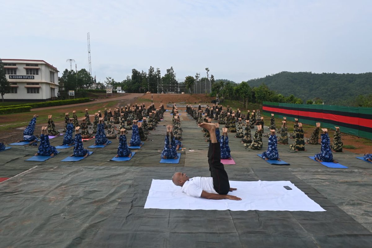official_dgar's tweet photo. ASSAM RIFLES CELEBRATES INTERNATIONAL YOGA DAY WITH CAPFs AT MOREH
#AssamRifles organised joint yoga session for the troops of Assam Rifles, Border Security Force and Rapid Action Force at KLP Ground, ICP and Company Operating Bases of Moreh Town on 21 June 2024 with an aim to teach troops about yoga's profound benefits. The event attended by more than 620 troops of various security forces.
@HMOIndia @adgpi @PIBHomeAffairs