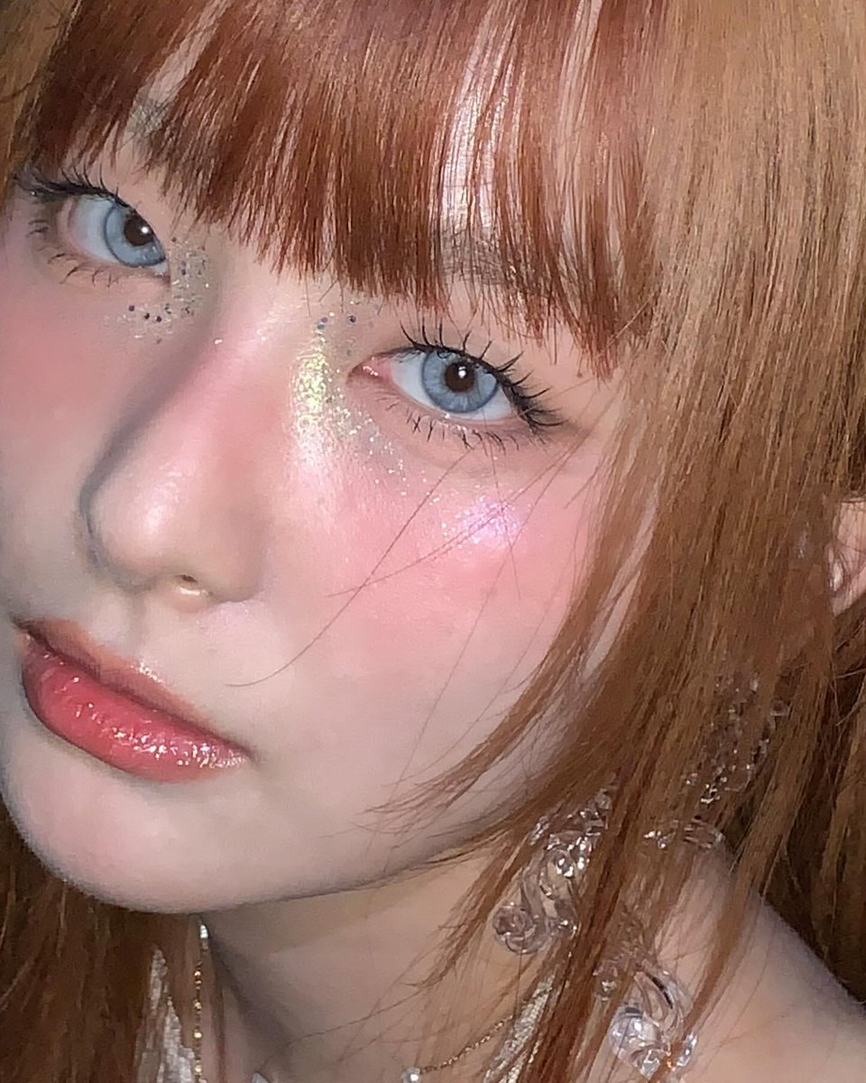 surugikang's tweet photo. take a closer look to these make up details. the glitters stand out the most despite me having a blue contact lenses— which is a good thing! because that's the whole point of the concept, all glittery and shiny, perhaps? 🙊 https://t.co/qhCtgugRnl