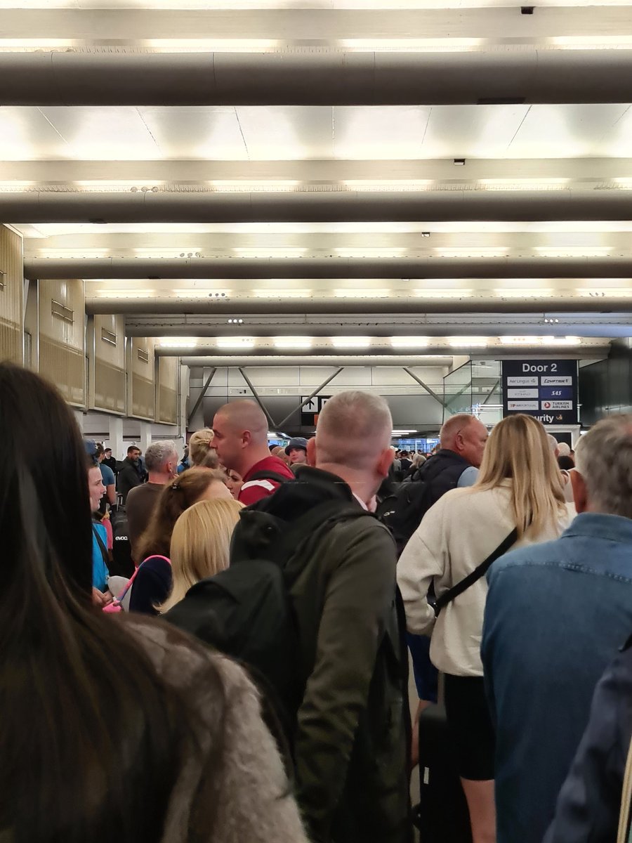Apparent power failure <a href="/manairport/">Manchester Airport</a> T1. Chaos. Updates for over a thousand plus people waiting outside- zero.<a href="/GranadaReports/">ITV Granada Reports</a>