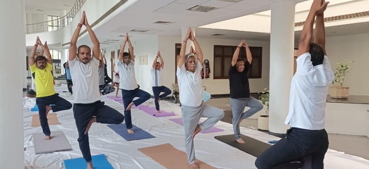 RMLNLUOFFICIAL's tweet photo. International Yoga Day was celebrated under the leadership of dynamic Vice Chancellor Prof. (Dr.) Amar Pal Singh joined by Prof. Manish Singh, Dr. Rajneesh Yadav, Dr. Malay Pandey, Dr. AD Singh, Dr. Manish Bajpai, Sanjay ji and enthusiastic staff members. #Yoga2024 https://t.co/dFSBP1T418