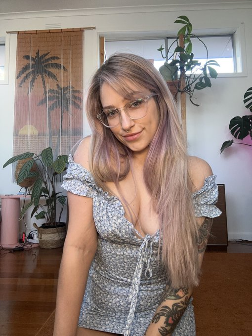 Going live on mfc now, celebrate me 9th cammiversary with me, I have lots of great deals! 💚 https://t