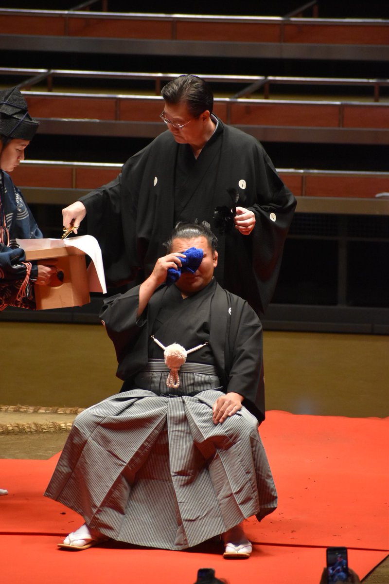 ついに涙の止め鋏😢✂️本当にお疲れ様でした…！ そしてお母様、妹さん