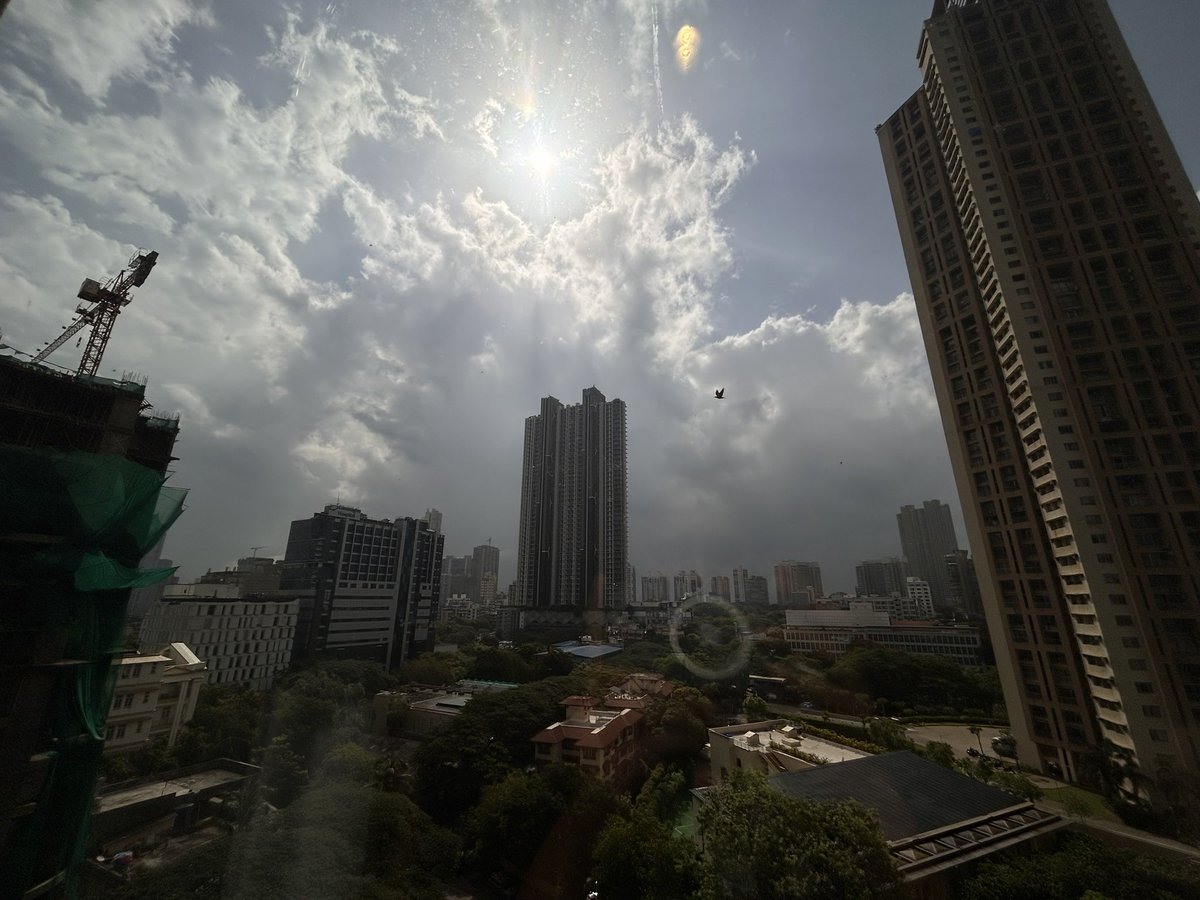 drnarcc's tweet image. Mumbai mei monsoon dekhne aayi thi,
Dhoop dekh ke jaa rahi hun.😡