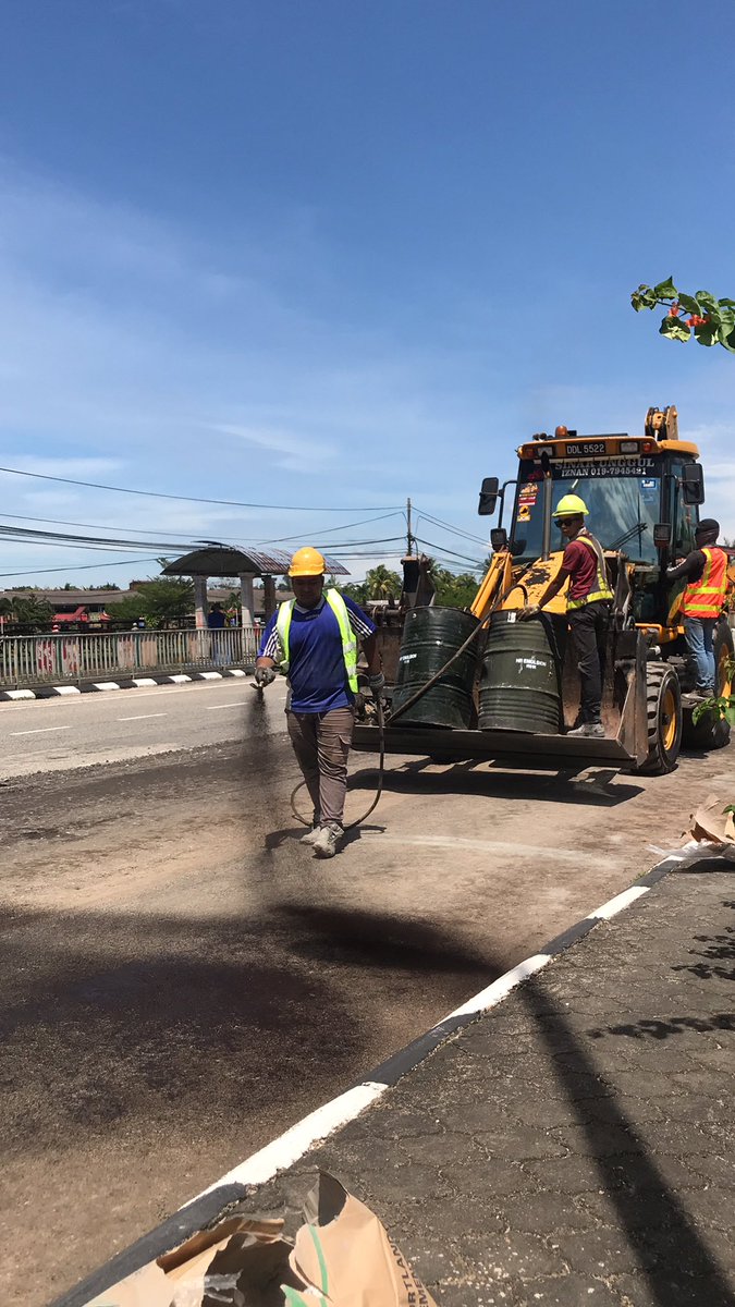 Roadcare_T2's tweet photo. 🚧 PROJEK PARTIAL RECONSTRUCTION DAN LAIN LAIN KERJA BERKAITAN (AC 14)

Projek berlokasi di Daerah Dungun, Jalan Bukit Besi - Dungun, FT 0132, Seksyen 11.00 - 12.50.

#roadcare #teamroadcare #roadcarekerteh #roadcareterengganu https://t.co/Vlrm6q6Uw0