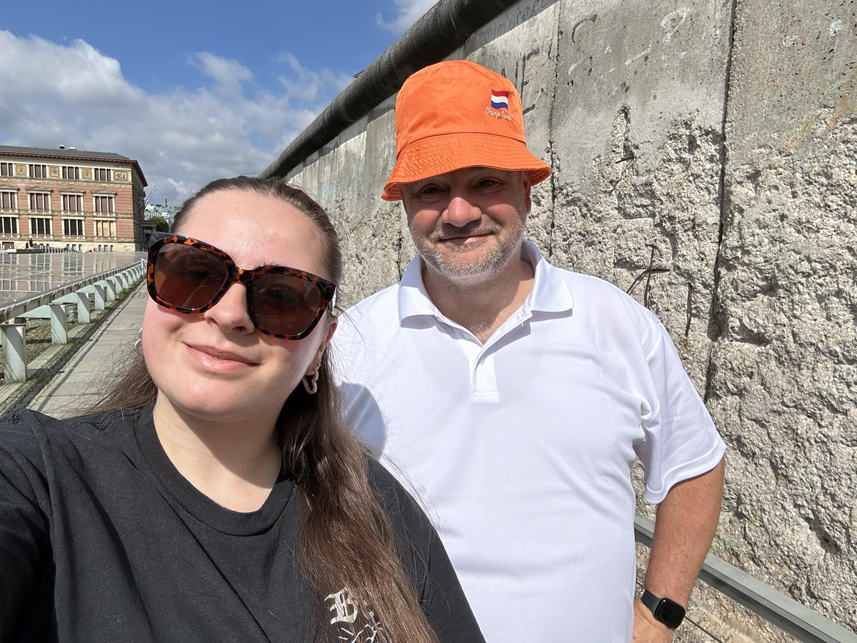 Olfertjan's tweet image. Groeten uit Berlijn #lachvandedag #oranje #muur