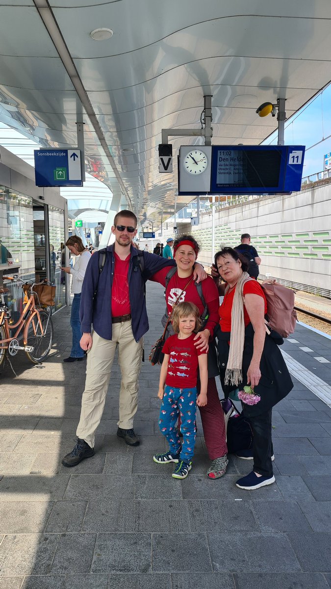 Anne-Marie Pronk naar Bluesky (@klimaatzuster) on Twitter photo Wow, bijna alle mensen op het perron <a href="/NS_online/">NS online</a> <a href="/gemeentearnhem/">Gemeente Arnhem</a> zijn in het rood gekleed! ❤️🛟🚨
Op naar <a href="/climatechainnl/">The Climate Chain</a>
<a href="/urgenda/">@urgenda.bsky.social</a>
Kom je ook? 14.00 uur theclimatechain.nl Wow, bijna alle mensen op het perron <a href="/NS_online/">NS online</a> <a href="/gemeentearnhem/">Gemeente Arnhem</a> zijn in het rood gekleed! ❤️🛟🚨
Op naar <a href="/climatechainnl/">The Climate Chain</a>
<a href="/urgenda/">@urgenda.bsky.social</a>
Kom je ook? 14.00 uur theclimatechain.nl