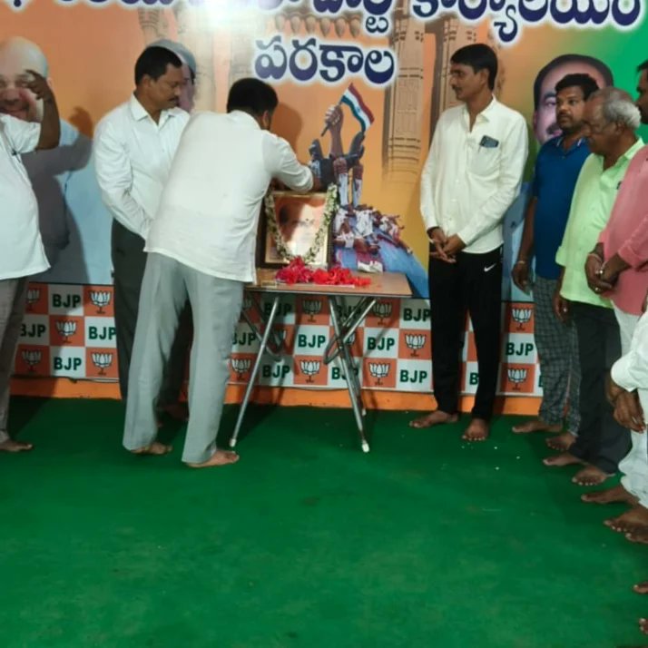 BjpJayanth's tweet photo. #డాక్టర్_శ్యామ_ప్రసాద్_ముఖర్జీ గారి వర్ధంతి (బలిదాన్ దివస్) సందర్బంగా ఈరోజు పరకాల బీజేపీ  కార్యాలయంలో జరిగిన కార్యక్రమంలో డాక్టర్ శ్యామ ప్రసాద్ ముఖర్జీ గారి చిత్రపటానికి పూలమాల వేసి  నివాళులు అర్పించడం జరిగింది
ఈకార్యక్రమంలో రాష్ట్ర,జిల్లా, మండల,బూత్ నాయకులతో పాటు పాల్గొనడమైనది https://t.co/GOizZsQWHX