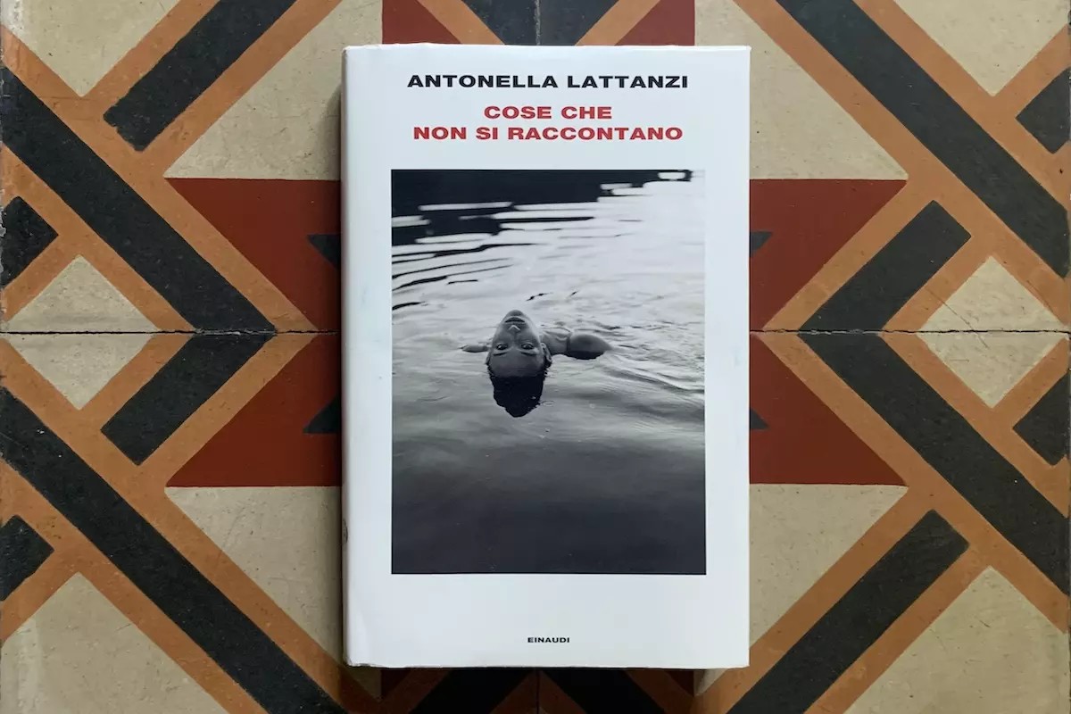 Era da tanto tempo che un libro non mi prendeva letteralmente a mazzate come ha fatto #CoseCheNonSiRaccontano di <a href="/anto_lattanzi/">antonella lattanzi</a>. Un racconto che esce dalla pagina e ti prende allo stomaco.