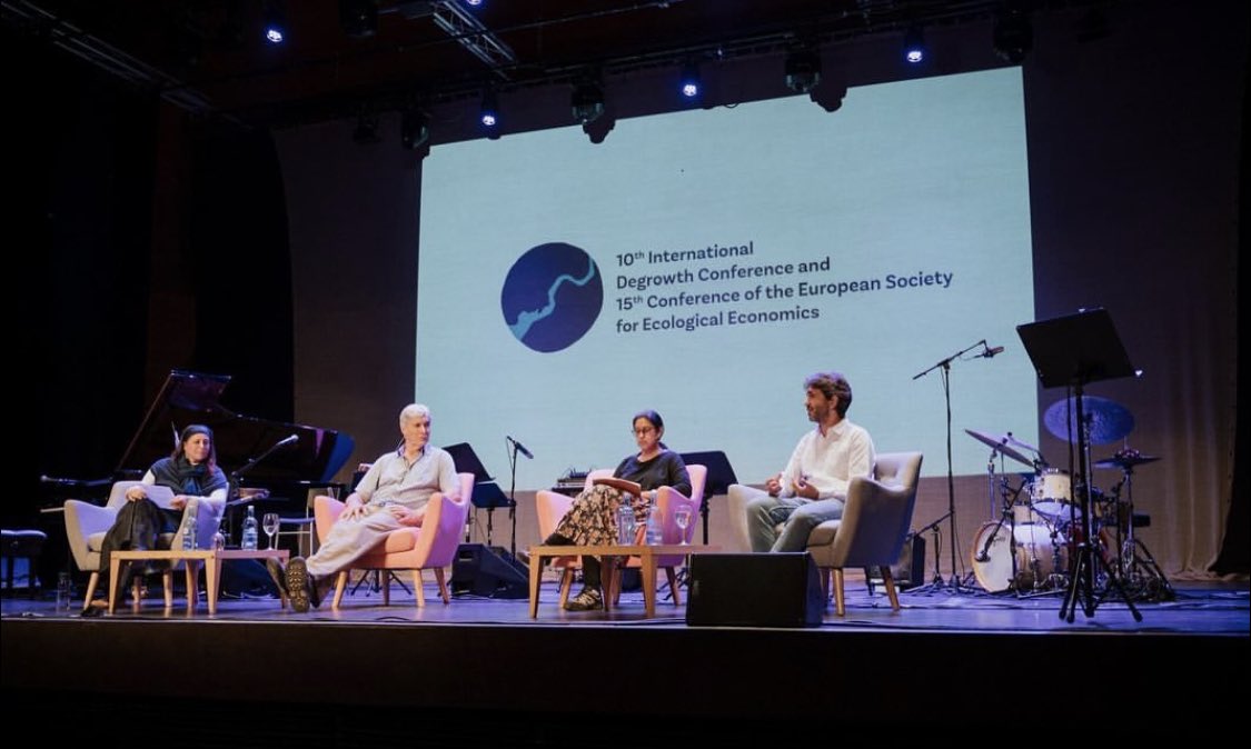MarceloVirutas's tweet photo. Arranca un largo viaje en tren en el que empezar a asimilar todo lo aprendido y sentido esta semana en el @ESEE_Degrowth. Muy contento por haber podido compartir mi incipiente trabajo de investigación sobre la industria fósil y el puerto de Bilbao con compañeras tan alentadoras. https://t.co/Jr511ZX6tP