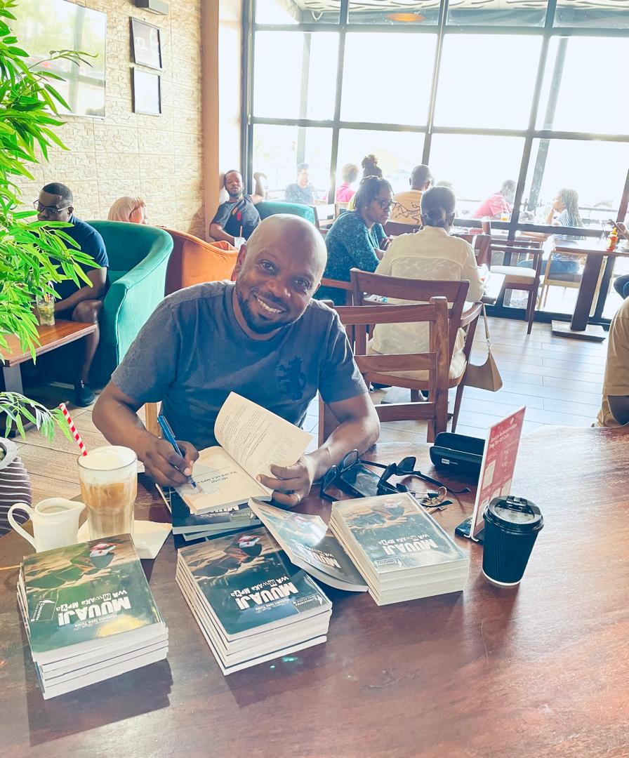 Nazimwaga signecha tu hapa. 
---------------
Just signing 'em. 
Si mnajua tena? 
#muuajiwamwakampyakaja