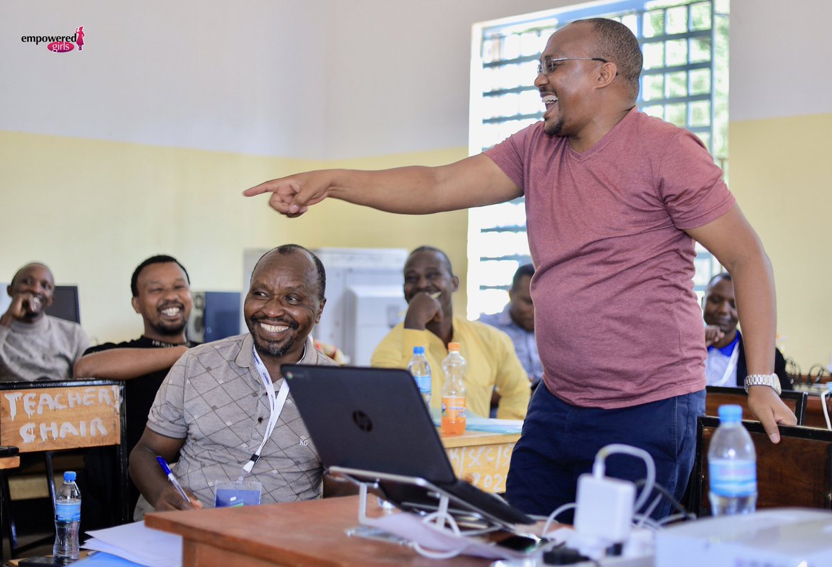 bwaya's tweet photo. Saa nyingine unahitaji miaka 10 ya kujifunza jambo unalokuja kulisema kirahisi kwa dakika chache na likamgusa mtu.

Nyuma ya kicheko kinachokuja kirahisi ukiwa kazini kuna machozi mengi na jasho jingi lisiloonekana. https://t.co/PVcxwLsPDs