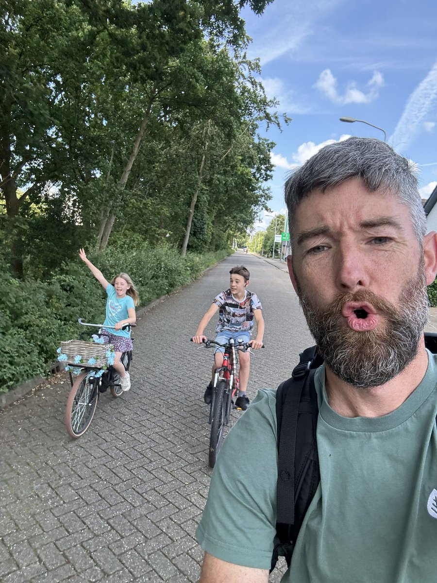 Wij zijn onderweg naar de trein. Straks even een rood shirt aantrekken #ClimateChain