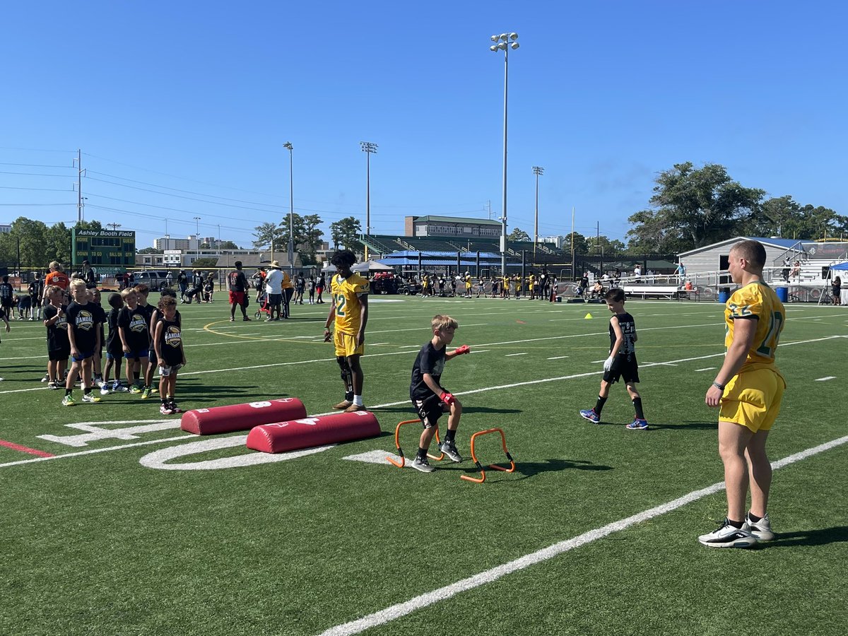 MBSeahawks_FB's tweet photo. 🏈 We an amazing time at the Adam and Austin Randall football camp yesterday! Huge shoutout to all the former MBHS alumni for giving back to the community. Perfect day for some extra training! Thank you! 🙌 #FootballCamp #CommunityFirst #MBHSAlumni https://t.co/MvKIahPD9G