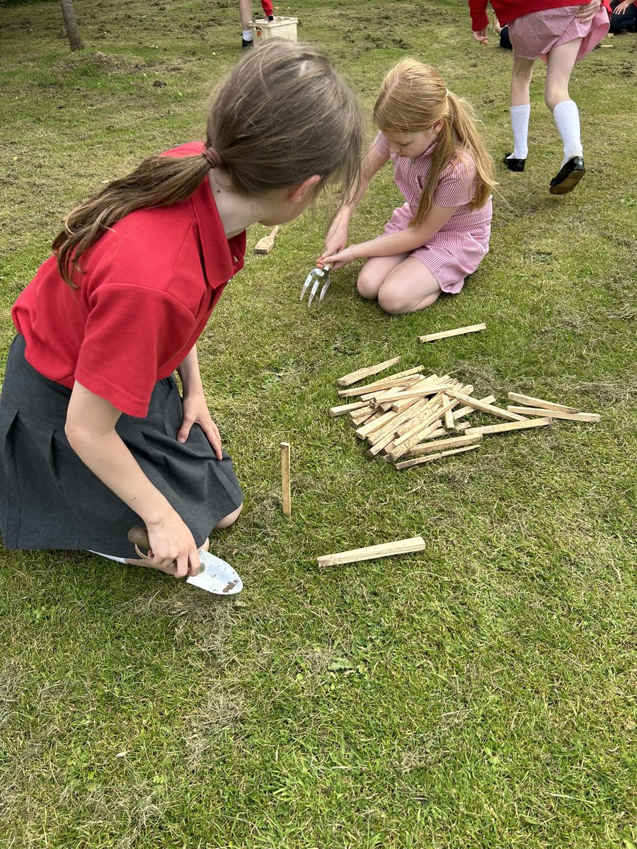 CuddingtonPri's tweet photo. Puffins class had a lovely Friday afternoon outside in the sunshine building their own structures for Eco and Science week #cuddingtoneco #cuddingtonscience https://t.co/uUBH07vUI9